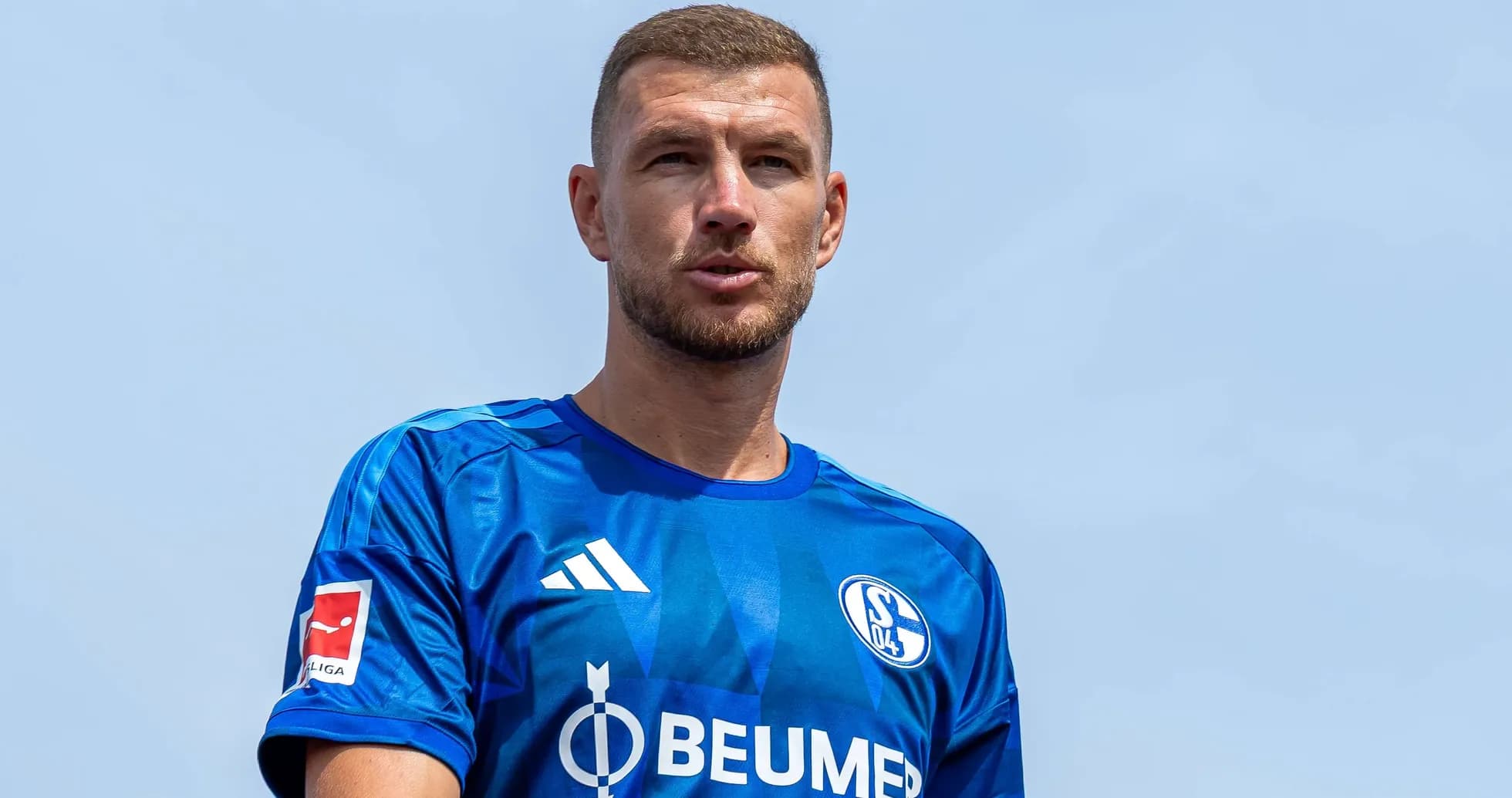 Joueur portant un maillot bleu de Schalke 04 Joueur portant un maillot bleu de Schalke 04