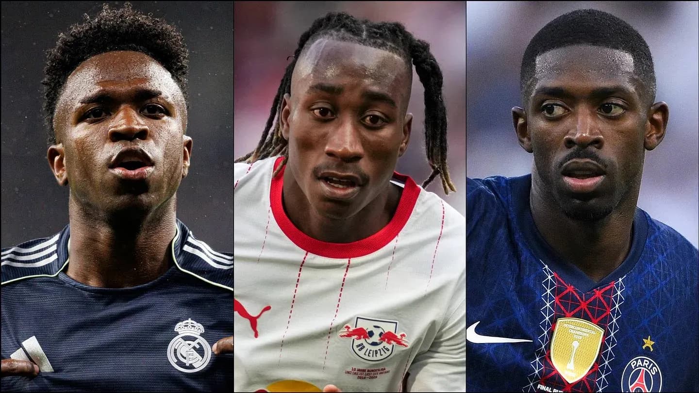 Trois joueurs de football en action sur le terrain Trois joueurs de football en action sur le terrain