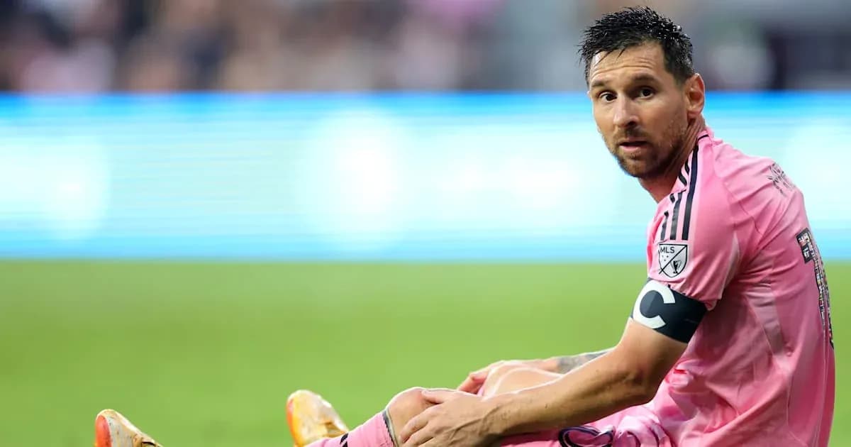 Joueur assis sur le terrain en uniforme rose Joueur assis sur le terrain en uniforme rose