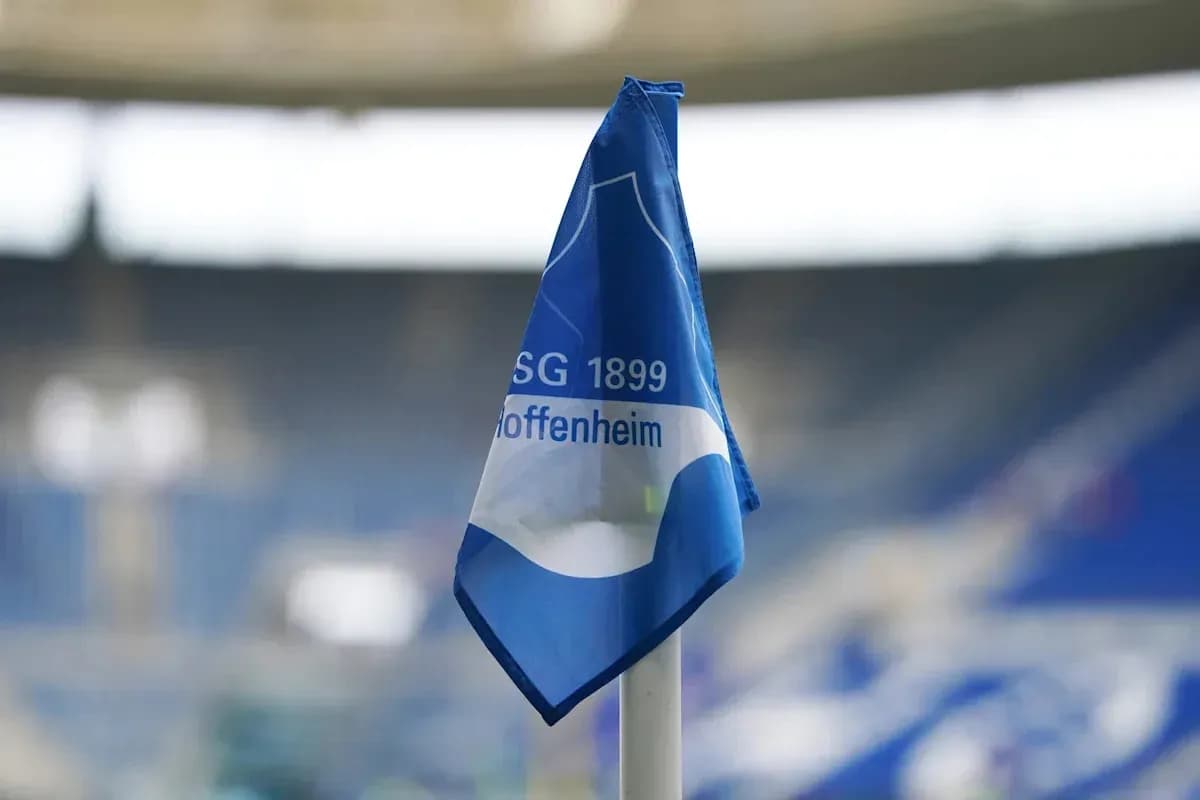 Drapeau de l'équipe TSG 1899 Hoffenheim au stade Drapeau de l'équipe TSG 1899 Hoffenheim au stade