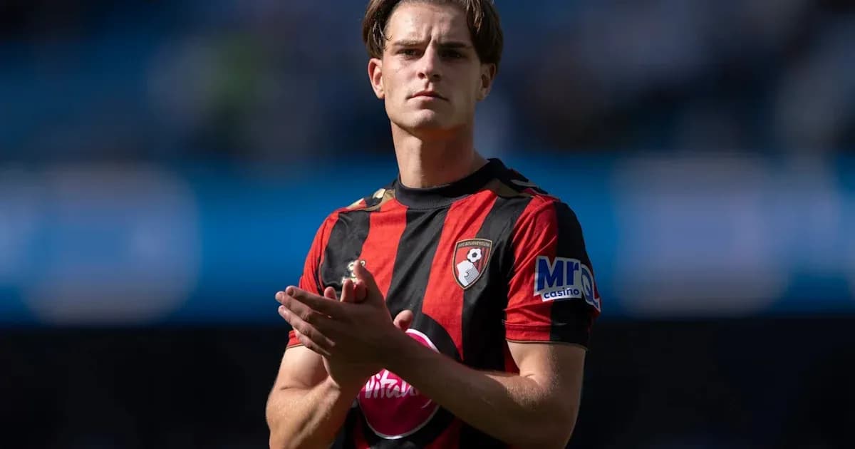 Joueur applaudissant sur le terrain de football Joueur applaudissant sur le terrain de football