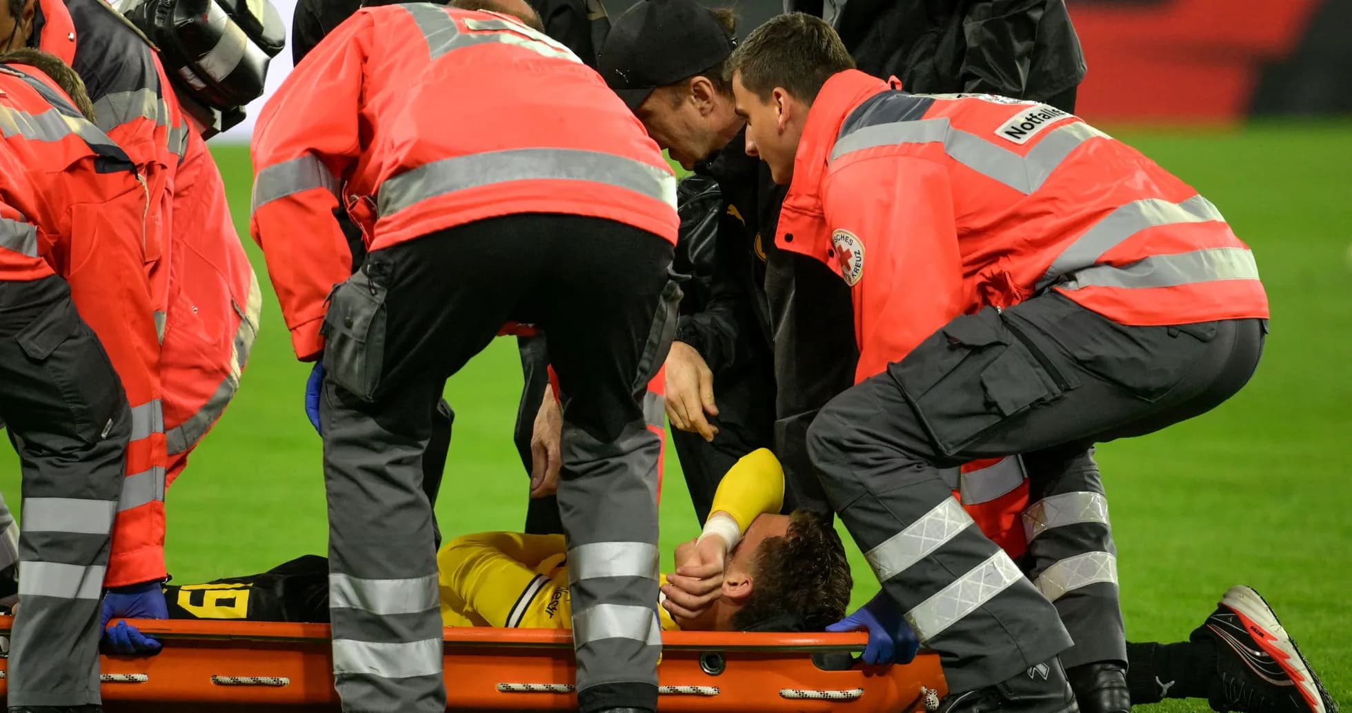 Équipe médicale s'occupant d'un joueur blessé Équipe médicale s'occupant d'un joueur blessé