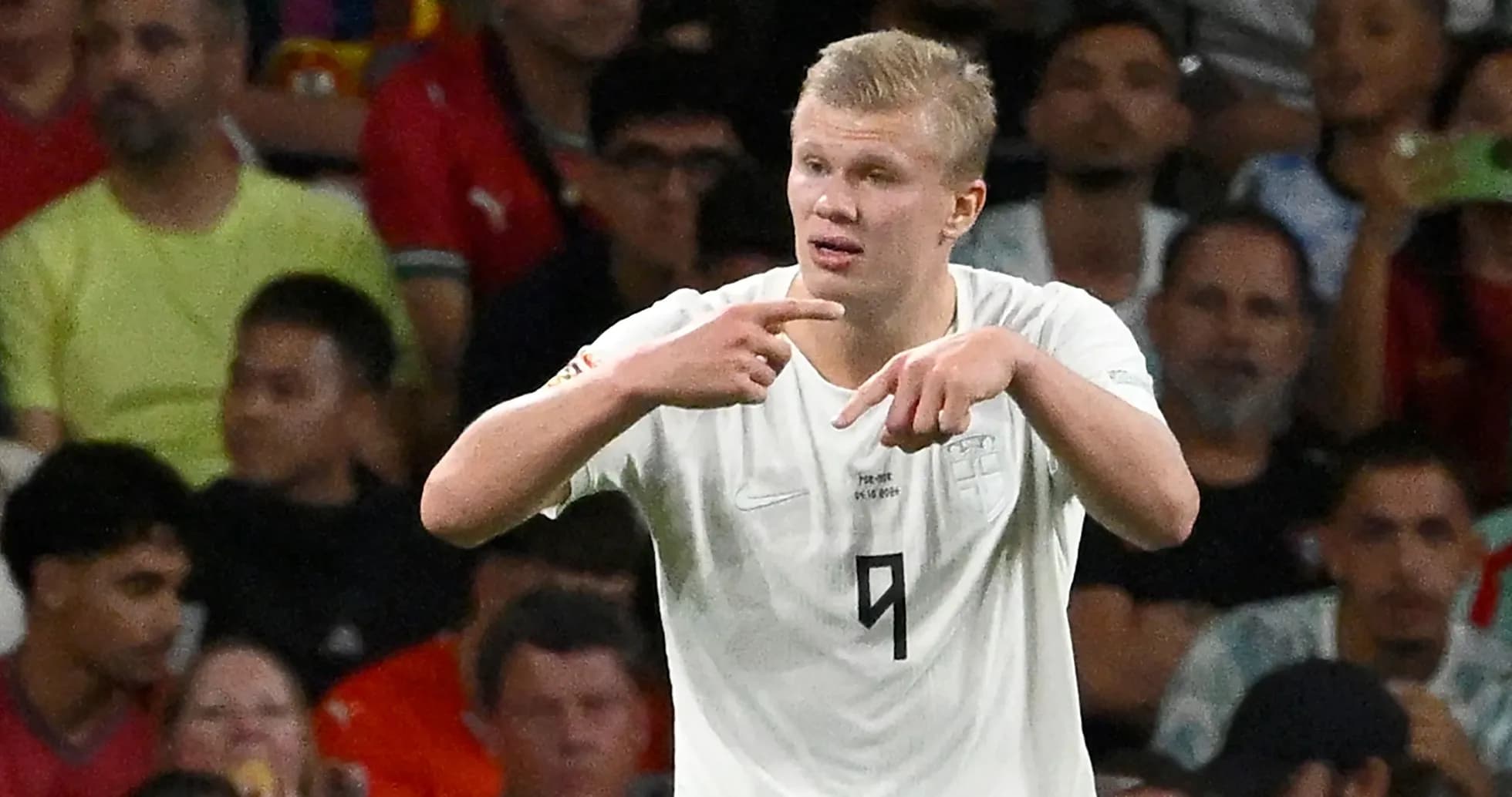Joueur en maillot blanc gesticulant sur le terrain Joueur en maillot blanc gesticulant sur le terrain