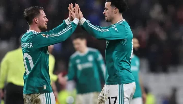 Joueurs célébrant un moment après un match Joueurs célébrant un moment après un match