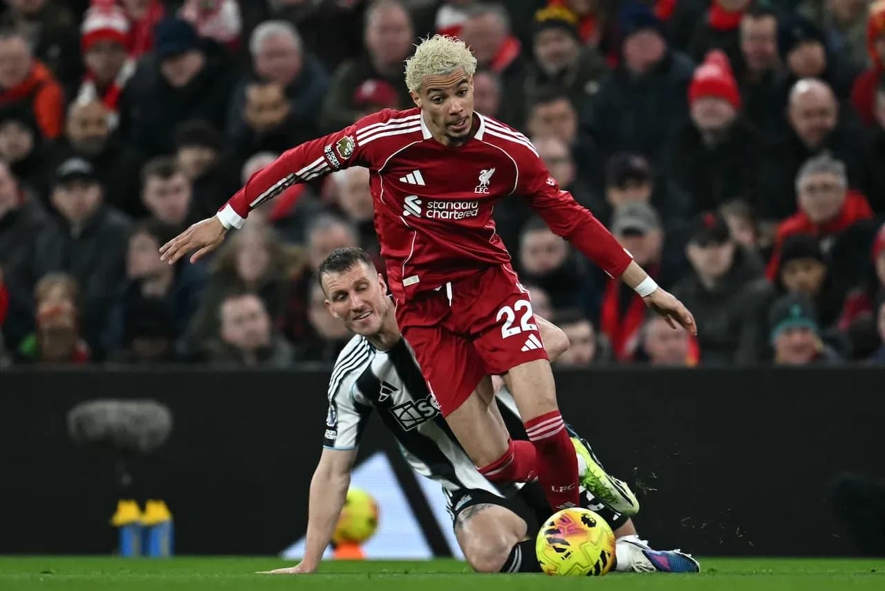 Un joueur de Liverpool chute face à un joueur de Newcastle Un joueur de Liverpool chute face à un joueur de Newcastle