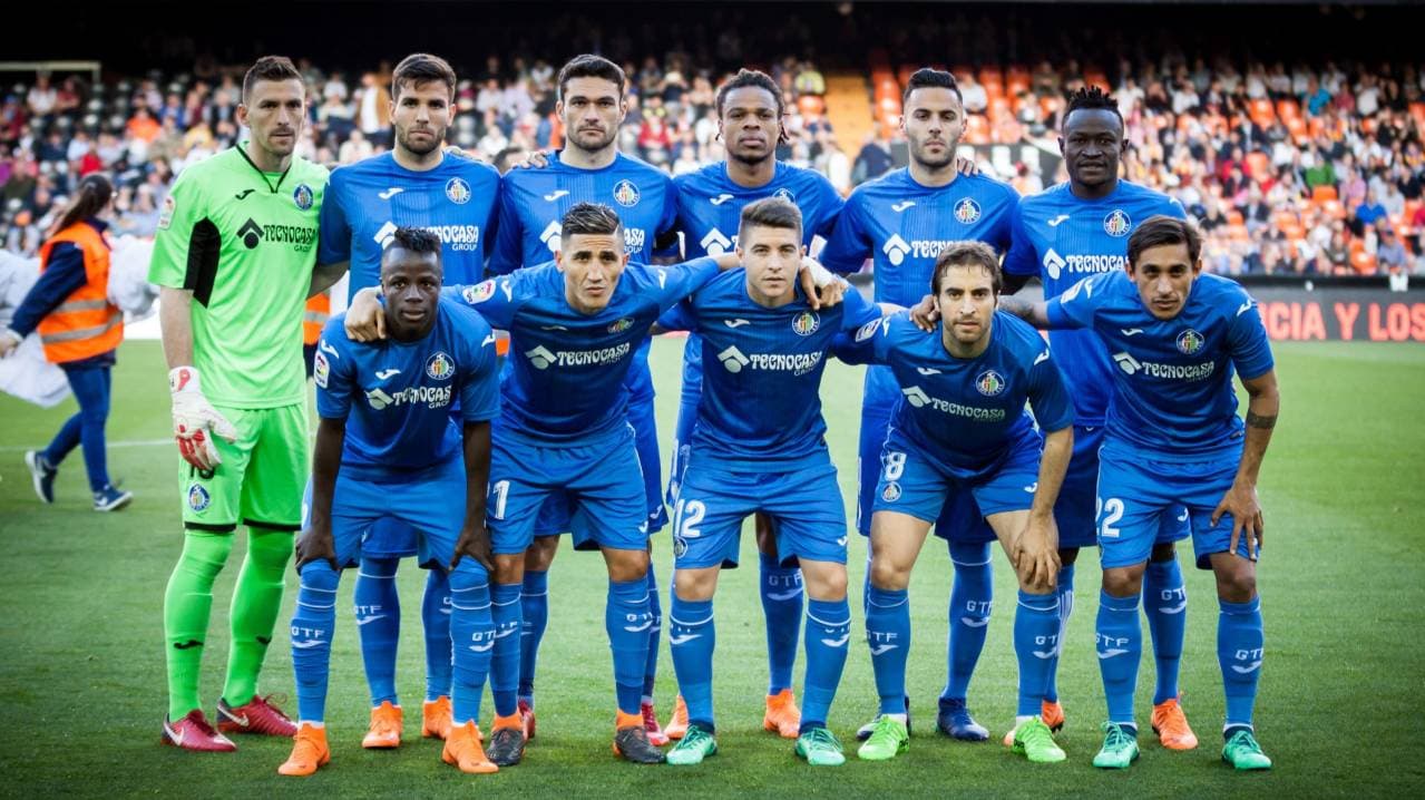 Équipe de Getafe en tenue bleue Équipe de Getafe en tenue bleue