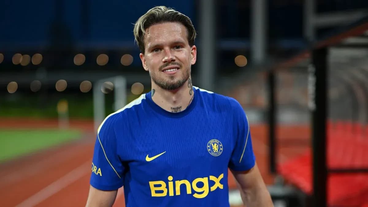 Joueur en maillot bleu de Chelsea souriant sur le terrain Joueur en maillot bleu de Chelsea souriant sur le terrain