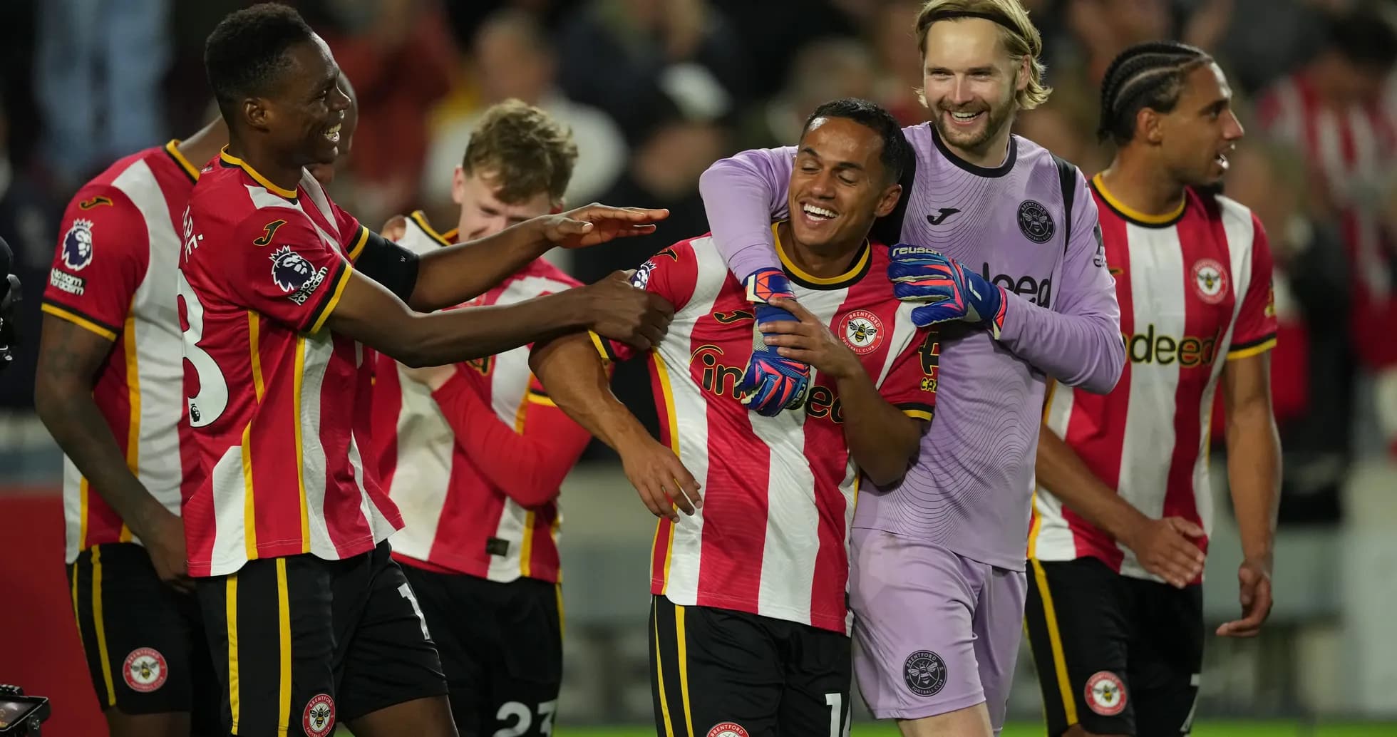 Joueurs de Brentford célébrant un but Joueurs de Brentford célébrant un but