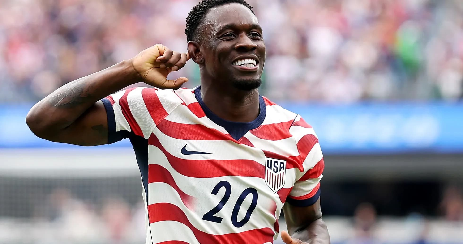 Joueur des États-Unis célébrant un but sur le terrain Joueur des États-Unis célébrant un but sur le terrain