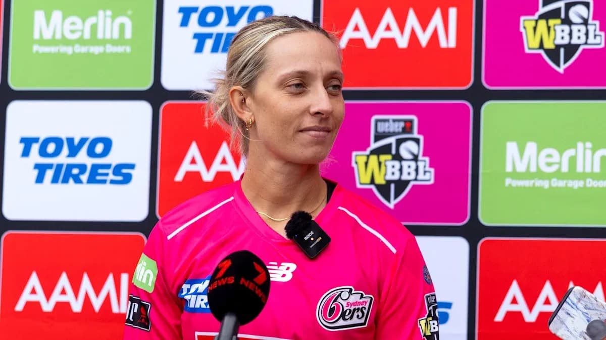Joueuse de cricket en tenue des Sydney Sixers lors d'une interview Joueuse de cricket en tenue des Sydney Sixers lors d'une interview