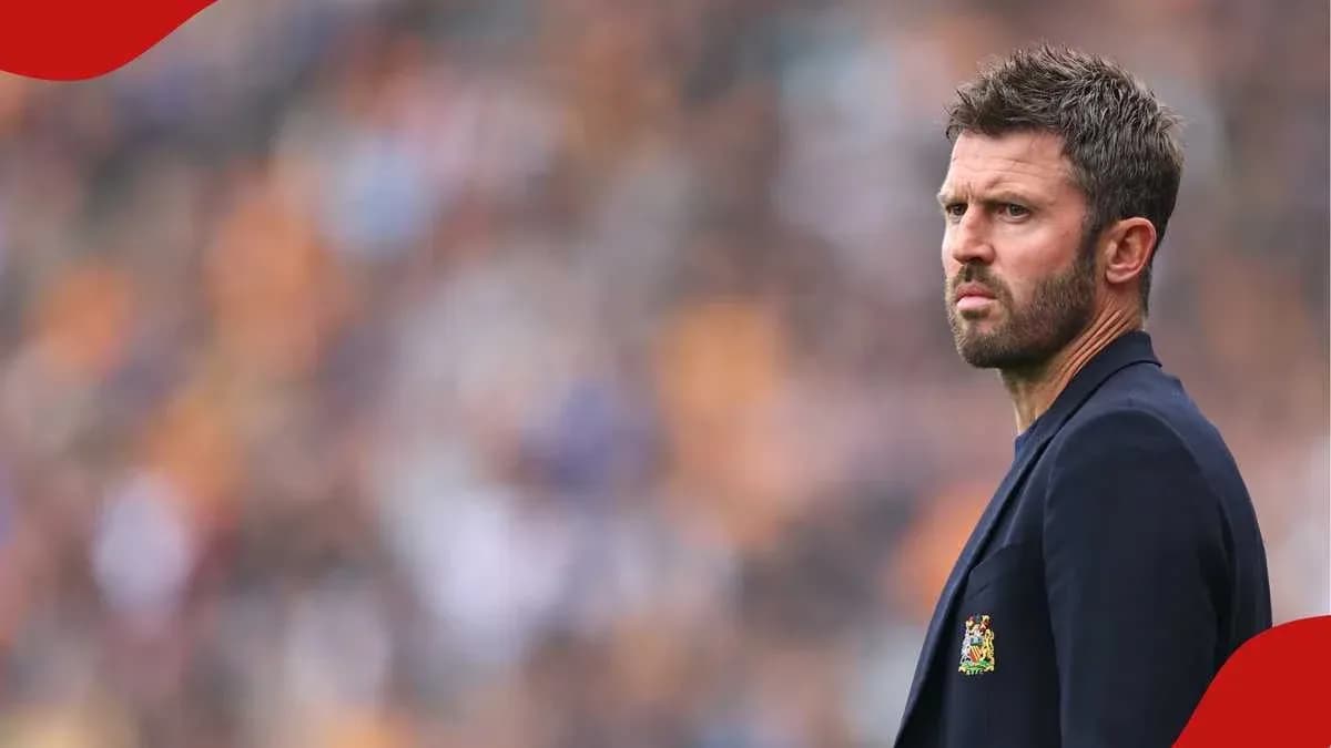 Entraîneur observant le match depuis la touche Entraîneur observant le match depuis la touche