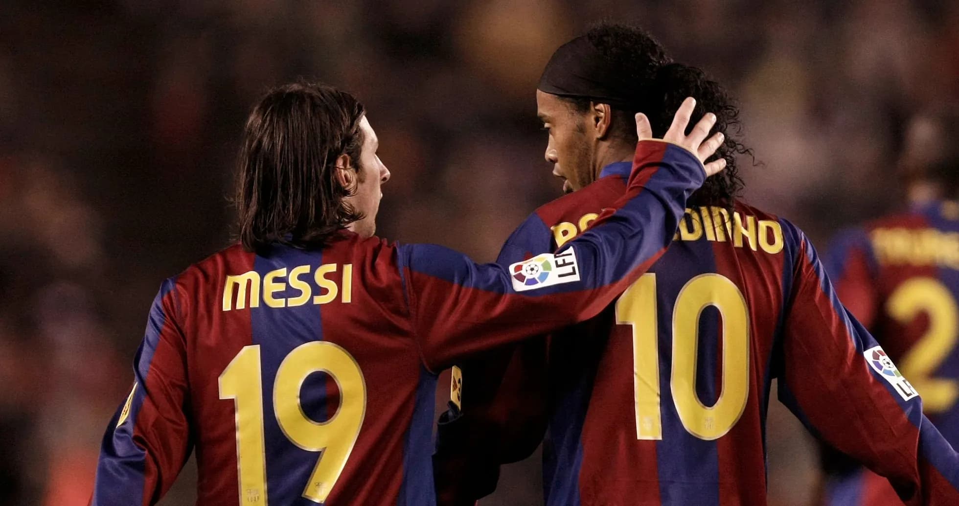 Messi et Ronaldinho discutant sur le terrain Messi et Ronaldinho discutant sur le terrain