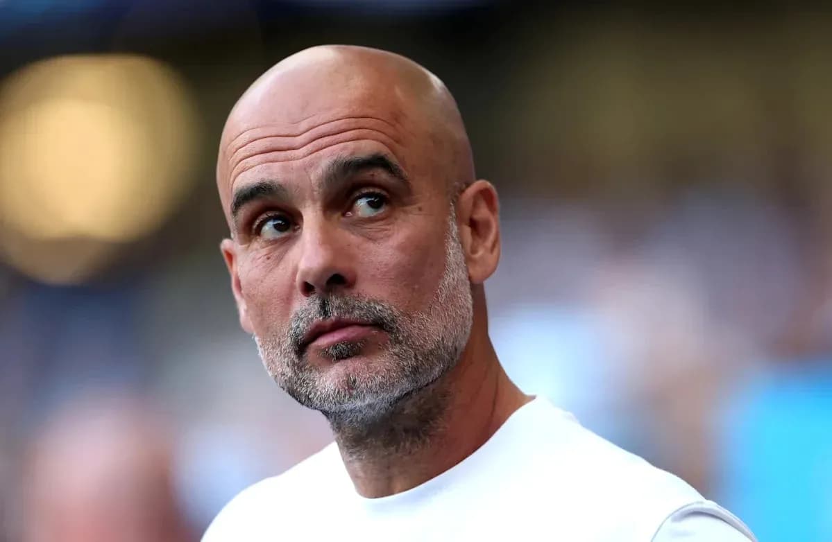 Entraîneur observant le match depuis la touche Entraîneur observant le match depuis la touche