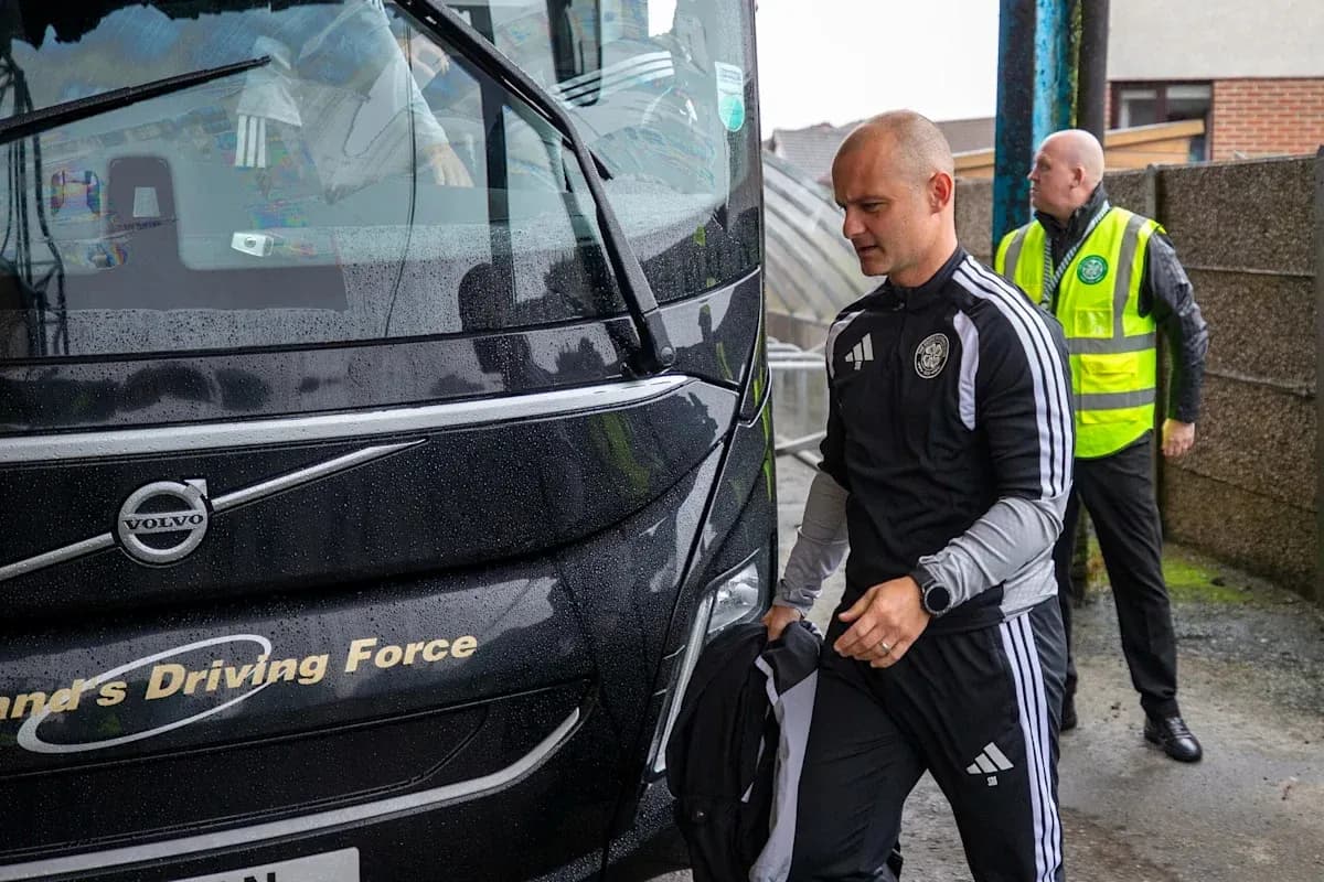 Entraîneur arrivant au bus de l'équipe sous la pluie Entraîneur arrivant au bus de l'équipe sous la pluie