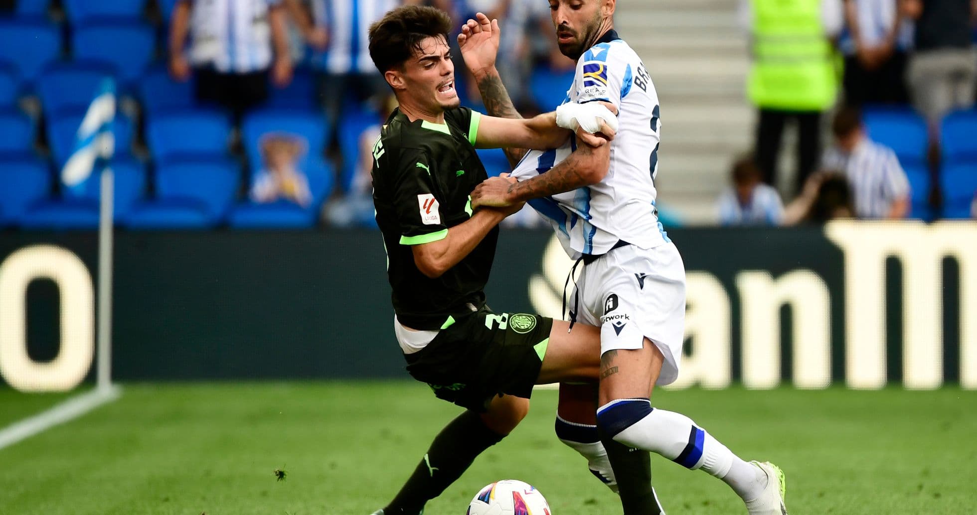 Deux joueurs en duel lors du match Deux joueurs en duel lors du match