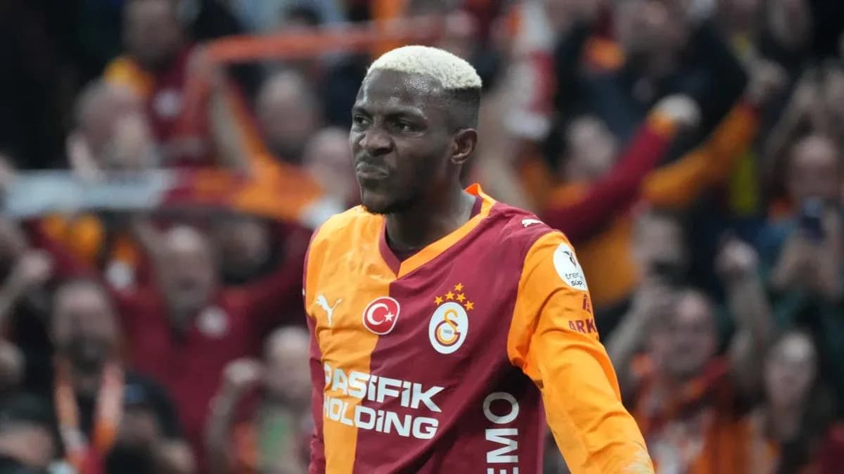 Joueur de Galatasaray célébrant un but dans le stade Joueur de Galatasaray célébrant un but dans le stade