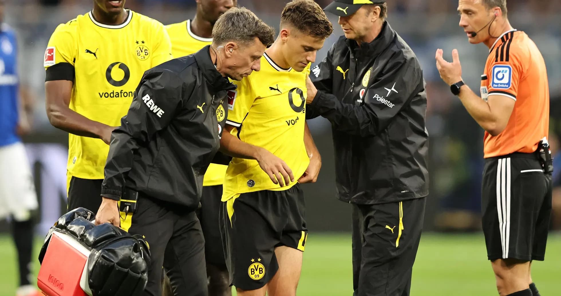 Joueur de Dortmund aidé par le personnel médical Joueur de Dortmund aidé par le personnel médical