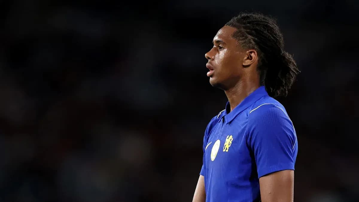 Joueur en maillot bleu pendant un match de football Joueur en maillot bleu pendant un match de football