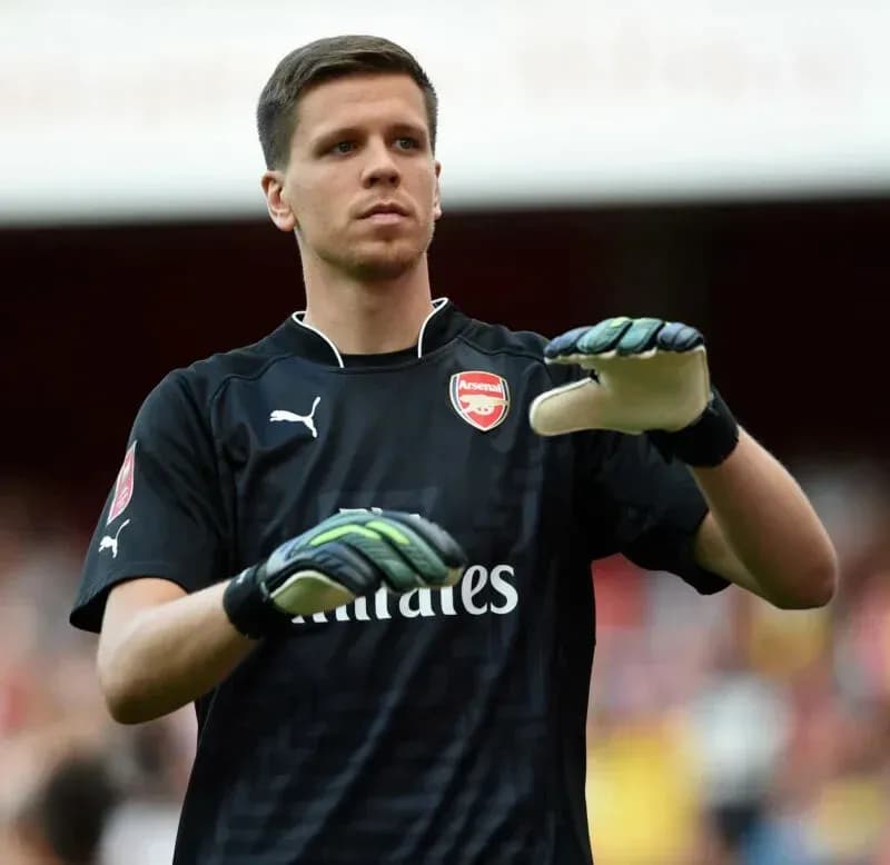 Gardien de but d'Arsenal en tenue d'échauffement Gardien de but d'Arsenal en tenue d'échauffement
