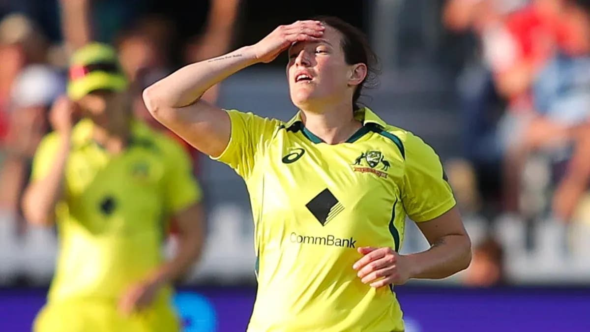 Joueuse australienne en uniforme touchant son front Joueuse australienne en uniforme touchant son front