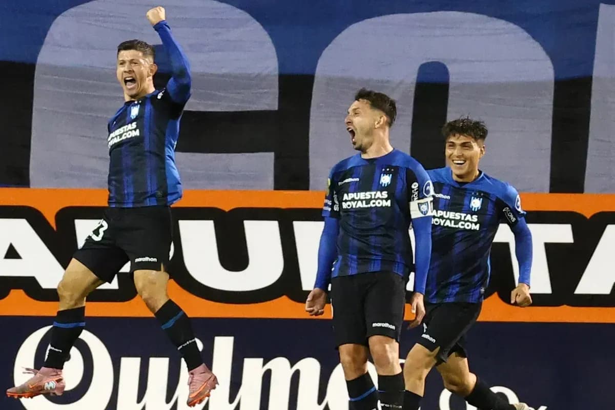 Joueurs célébrant un but pendant le match Joueurs célébrant un but pendant le match