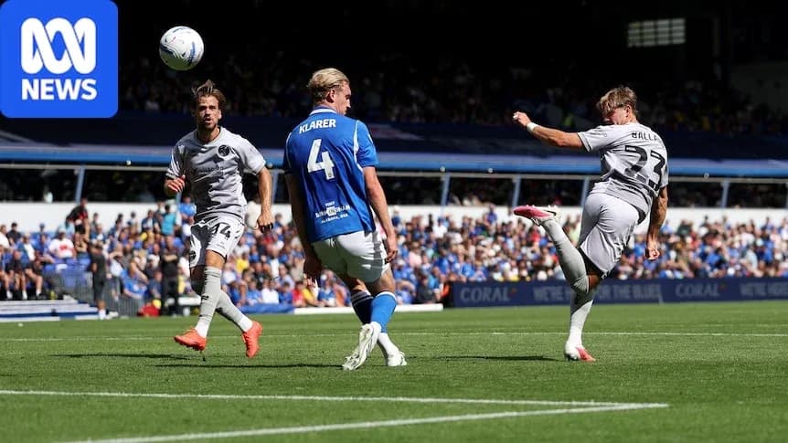 Joueur tirant au but pendant un match de football Joueur tirant au but pendant un match de football