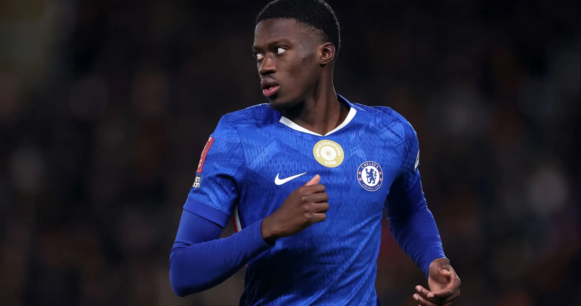Joueur de Chelsea en action sur le terrain Joueur de Chelsea en action sur le terrain