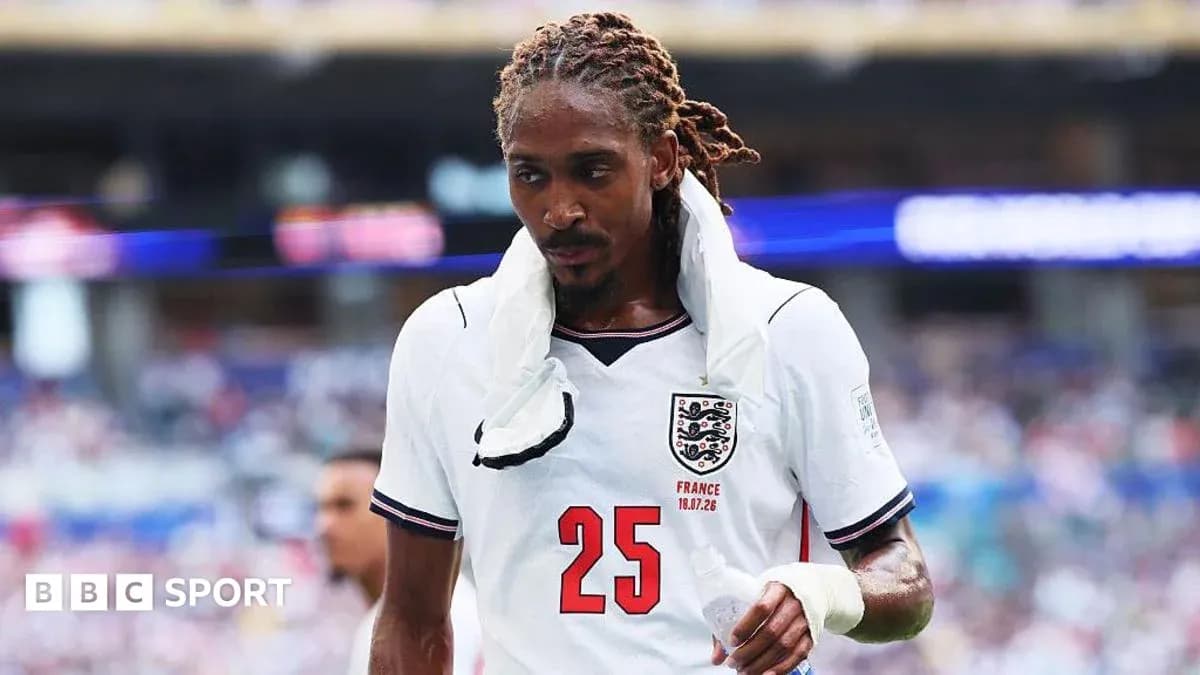 Joueur avec maillot anglais quittant le terrain Joueur avec maillot anglais quittant le terrain