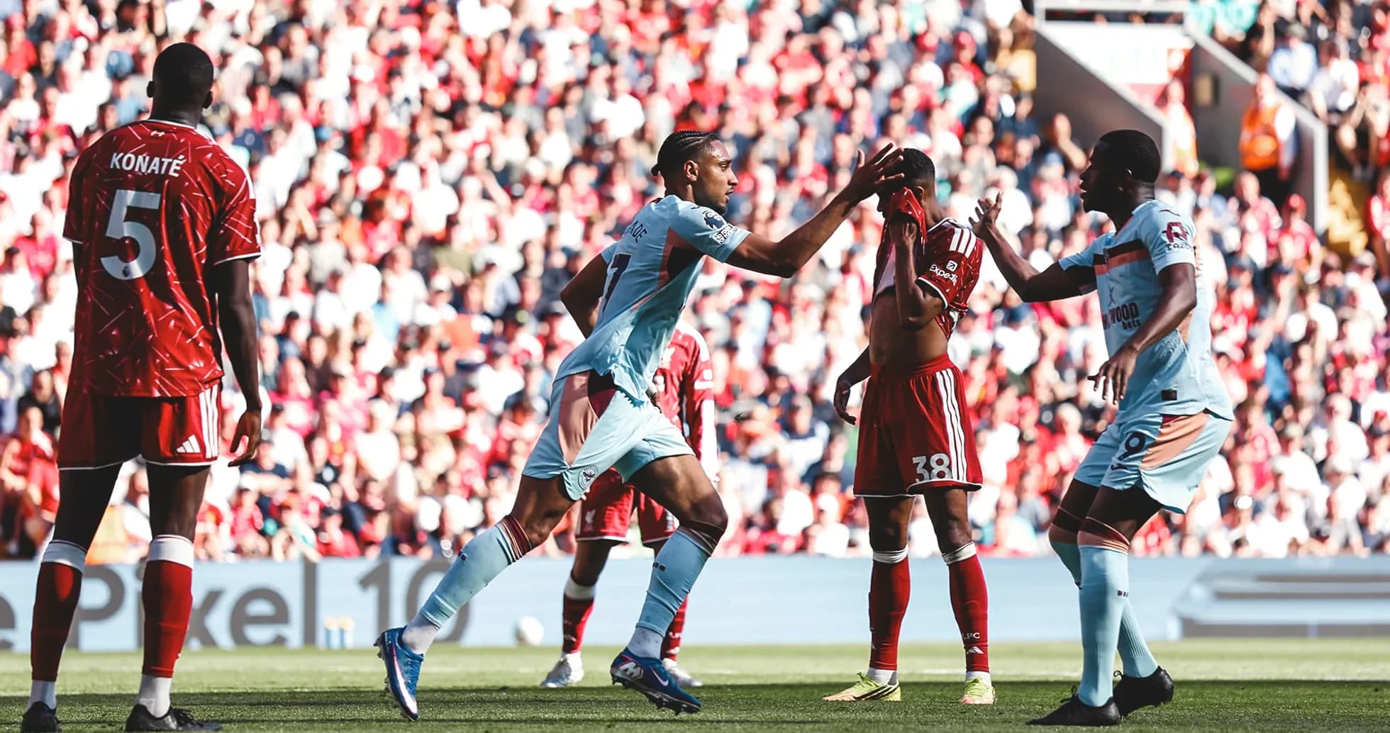 Joueurs de Liverpool et Brentford en action Joueurs de Liverpool et Brentford en action