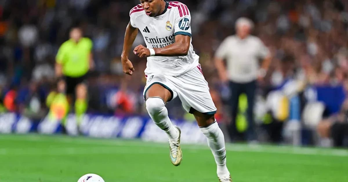 Joueur du Real Madrid courant avec le ballon Joueur du Real Madrid courant avec le ballon