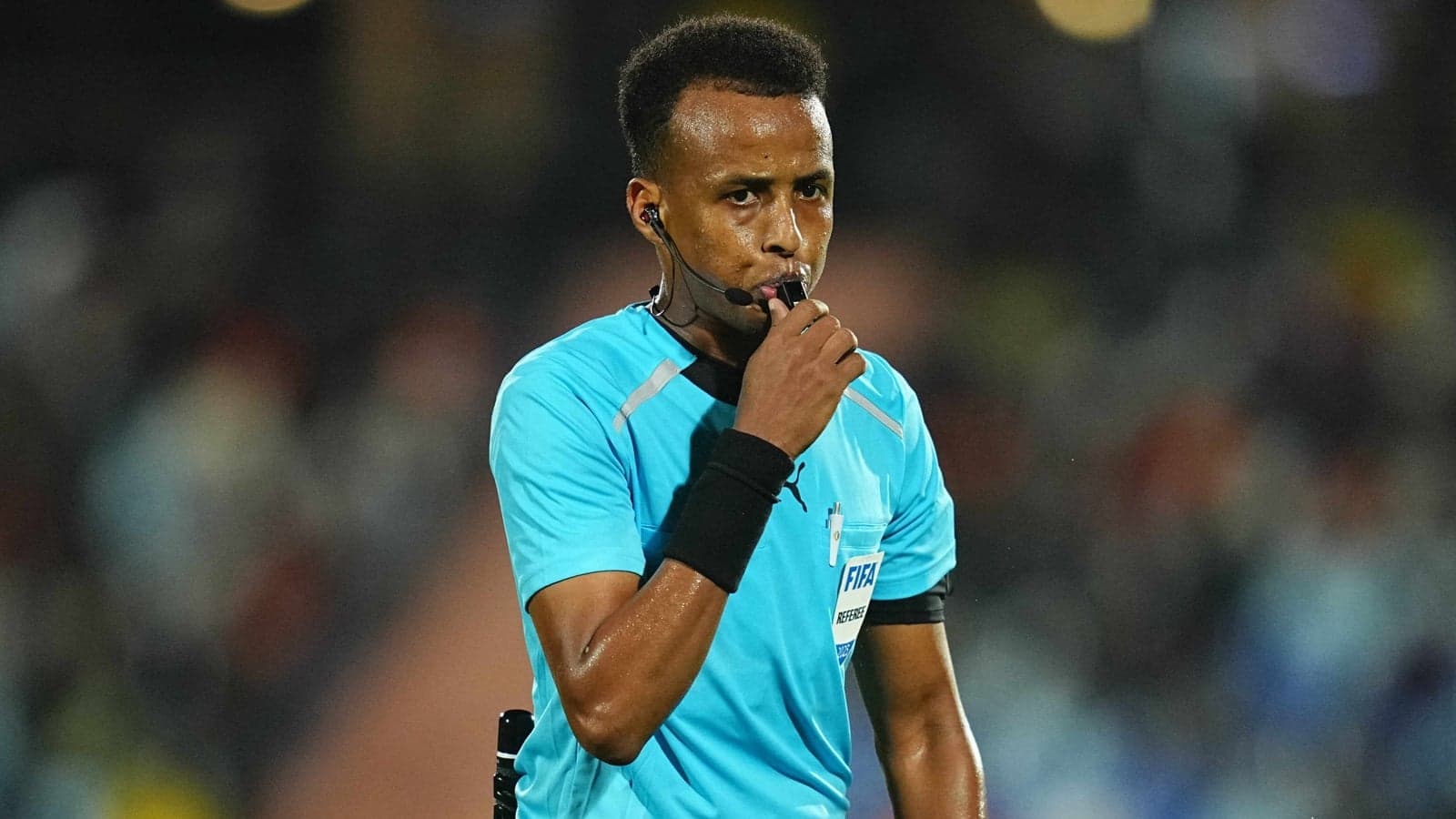 Arbitre tenant un sifflet pendant un match Arbitre tenant un sifflet pendant un match