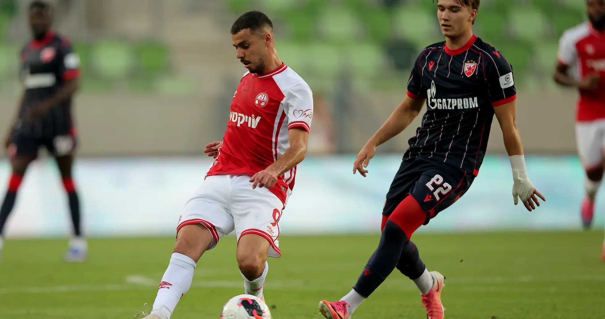 Joueurs de FK Crvena Zvezda et Hapoel Beer Sheva en action Joueurs de FK Crvena Zvezda et Hapoel Beer Sheva en action