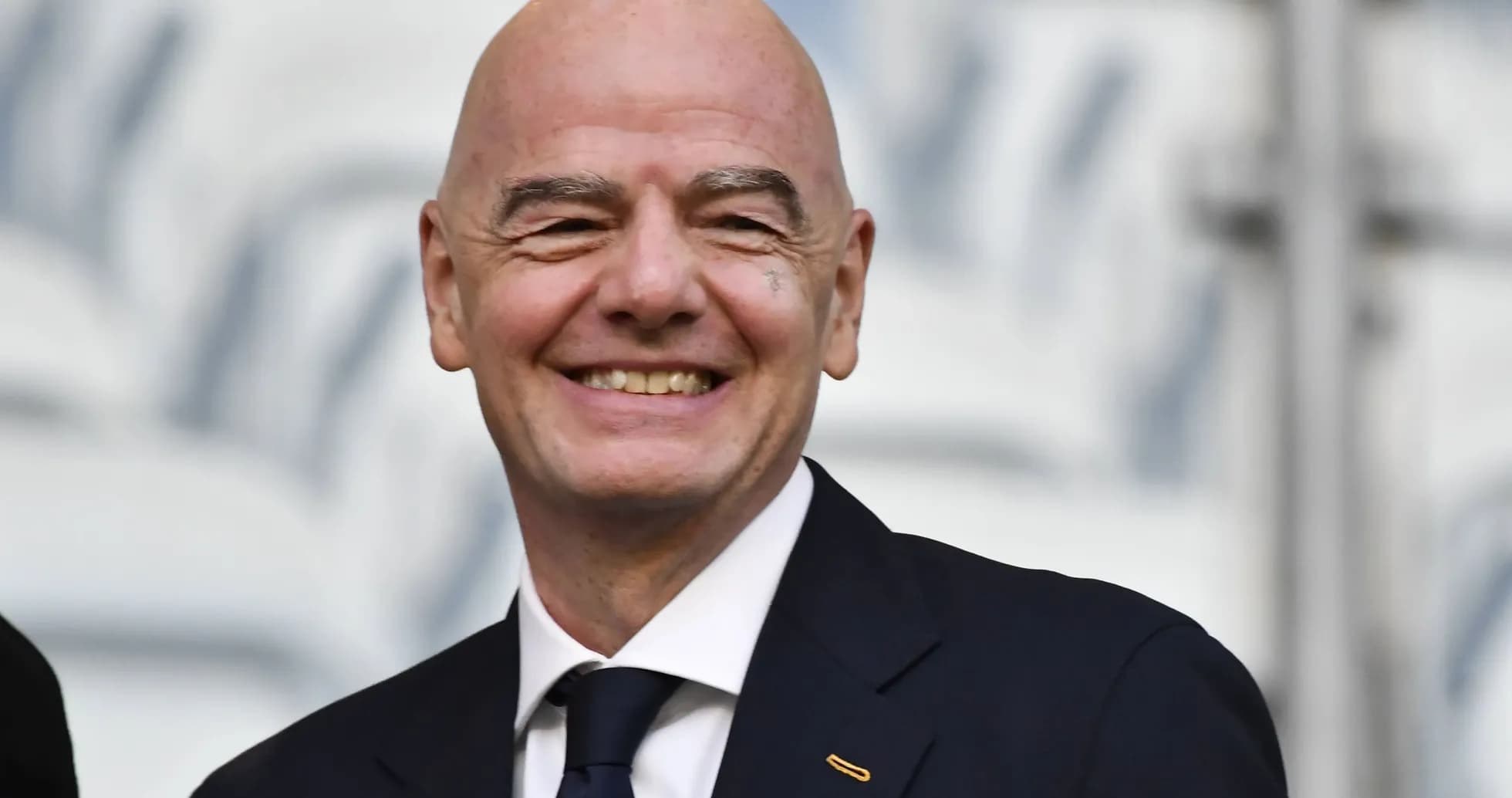 Homme souriant en costume lors d'un événement Homme souriant en costume lors d'un événement