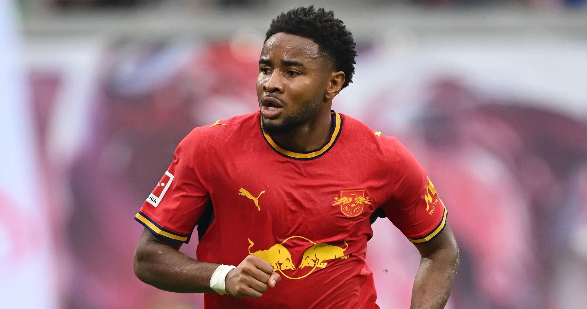 Joueur de RB Leipzig courant sur le terrain Joueur de RB Leipzig courant sur le terrain