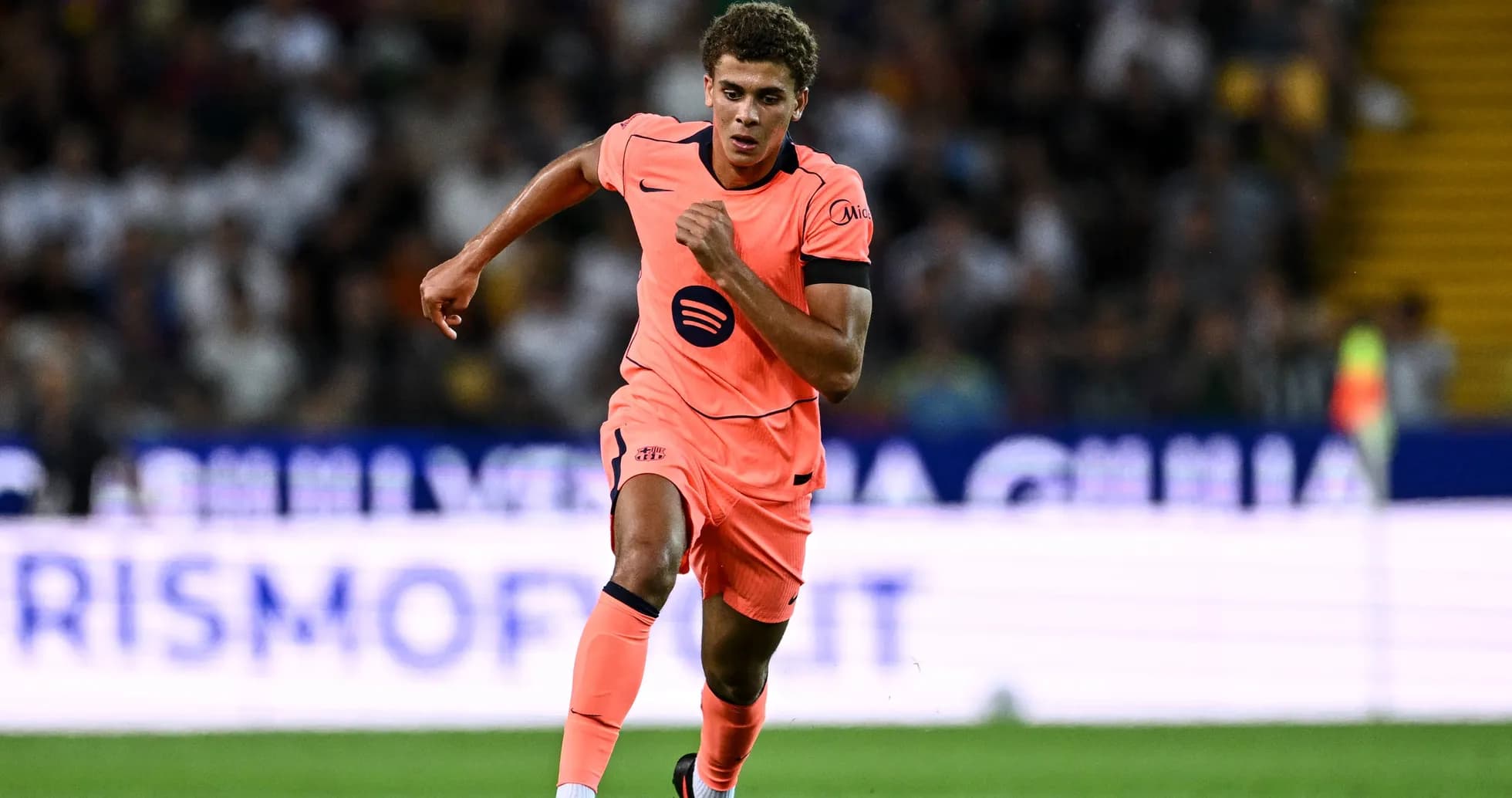 Joueur en maillot rose courant sur le terrain Joueur en maillot rose courant sur le terrain