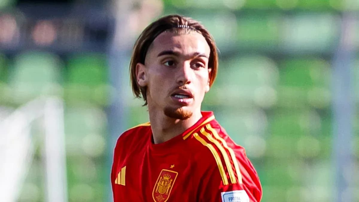Joueur en maillot rouge de l'Espagne sur le terrain Joueur en maillot rouge de l'Espagne sur le terrain