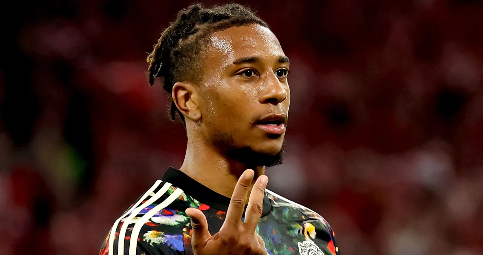 Joueur montrant deux doigts pendant le match Joueur montrant deux doigts pendant le match