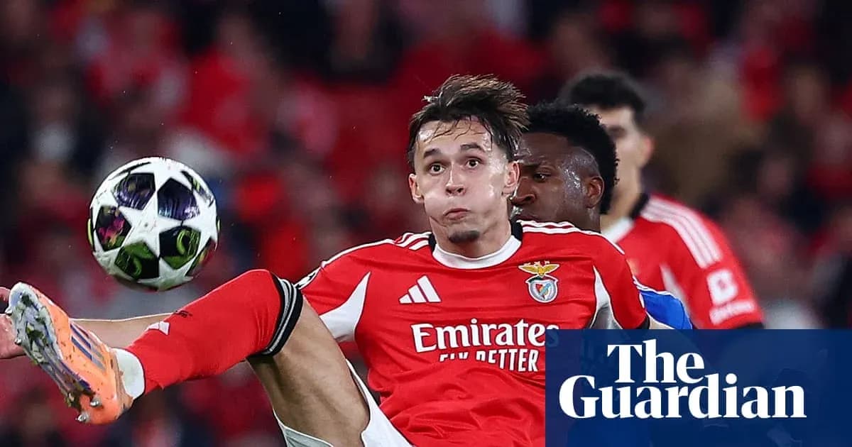 Joueur de Benfica en action avec le ballon Joueur de Benfica en action avec le ballon