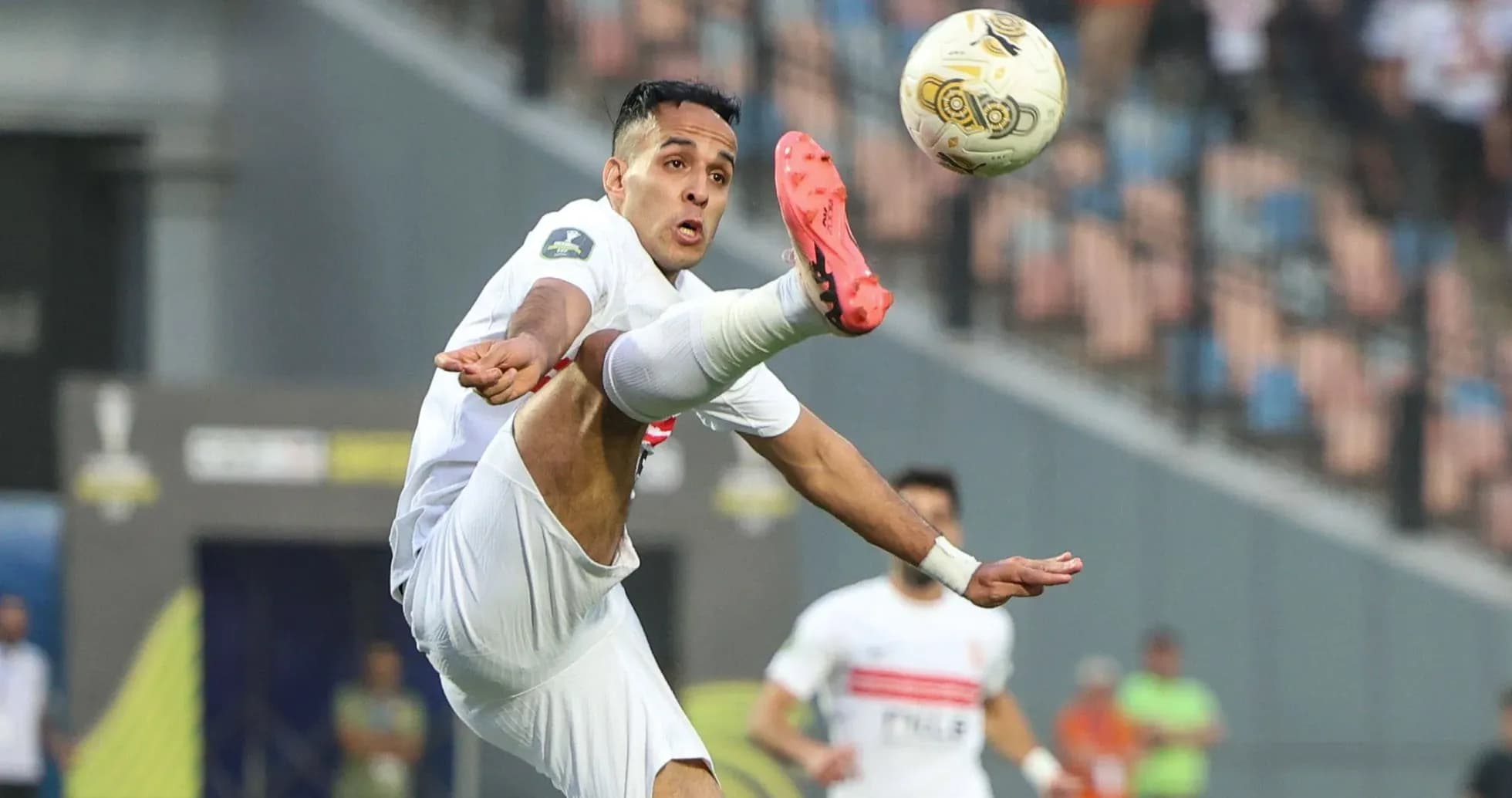 Joueur exécutant un tir acrobatique lors du match Joueur exécutant un tir acrobatique lors du match