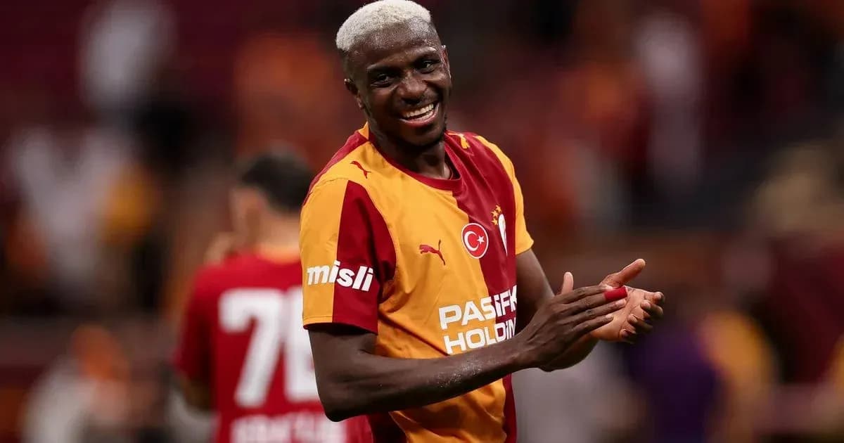 Joueur de Galatasaray souriant sur le terrain Joueur de Galatasaray souriant sur le terrain