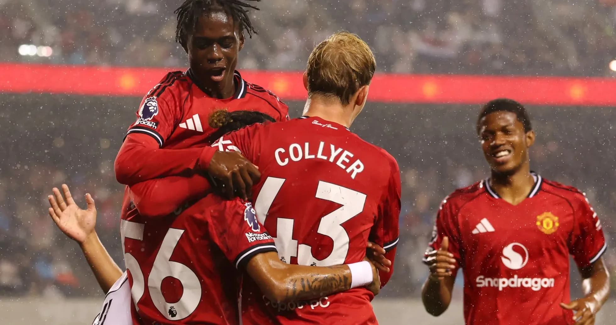 Joueurs de Manchester United célébrant un but Joueurs de Manchester United célébrant un but