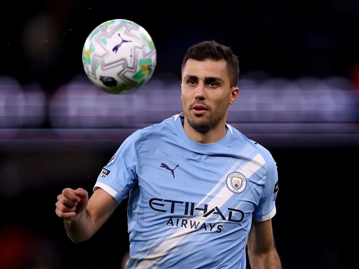 Joueur de Manchester City contrôlant un ballon en l'air Joueur de Manchester City contrôlant un ballon en l'air