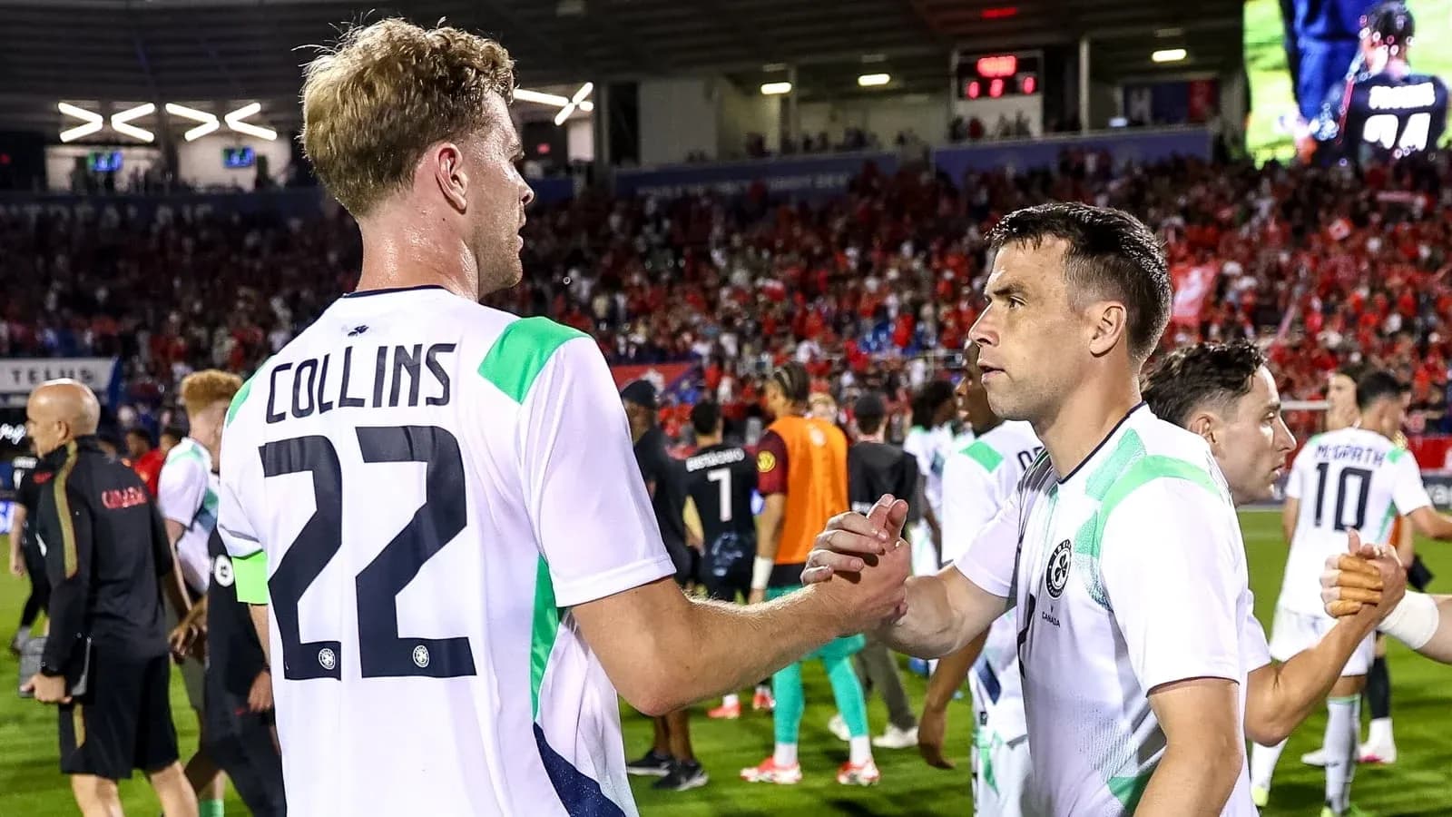 Joueurs se serrant la main après le match Joueurs se serrant la main après le match