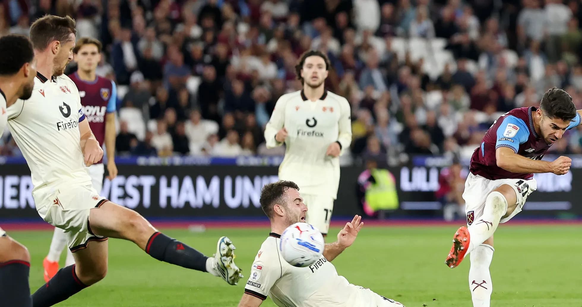 Joueur de West Ham tirant au but lors du match Joueur de West Ham tirant au but lors du match