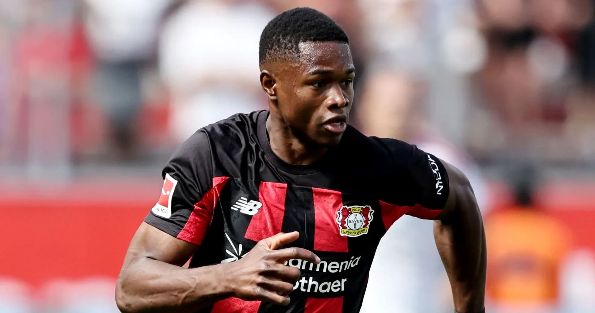 Joueur de Bayer Leverkusen courant sur le terrain Joueur de Bayer Leverkusen courant sur le terrain