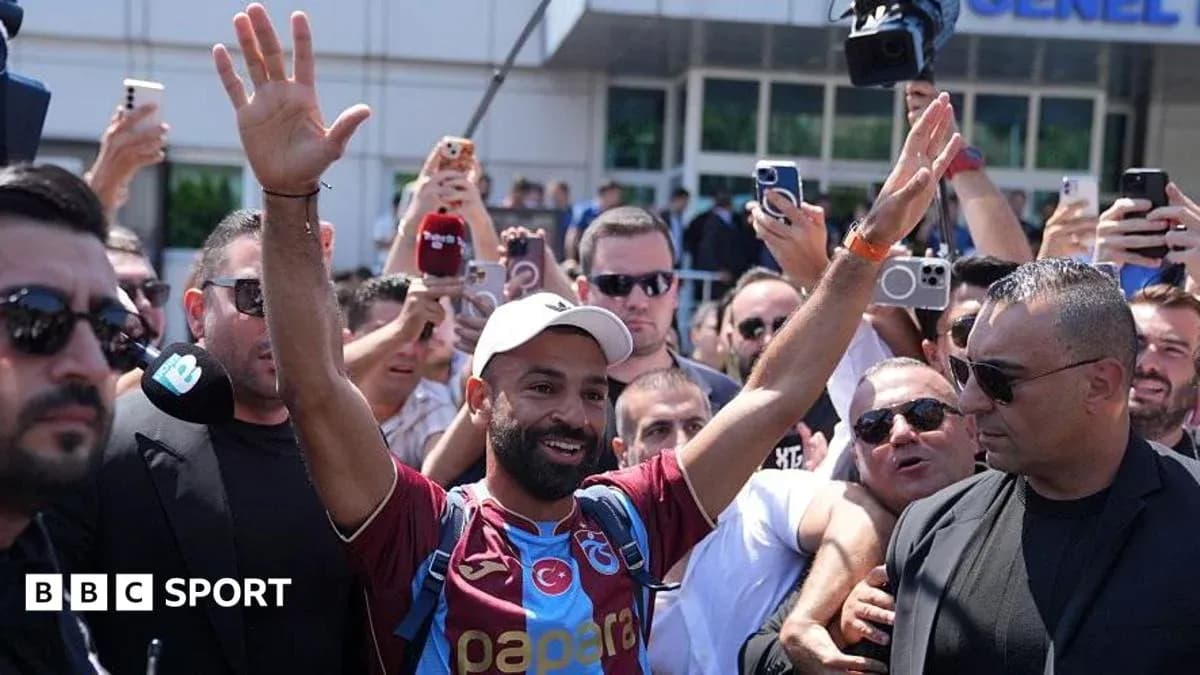 Joueur saluant les fans à son arrivée Joueur saluant les fans à son arrivée
