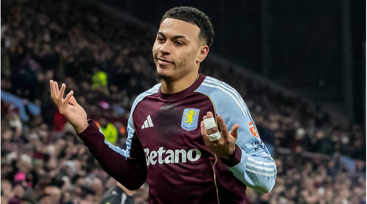 Joueur d'Aston Villa s'interrogeant sur le terrain Joueur d'Aston Villa s'interrogeant sur le terrain
