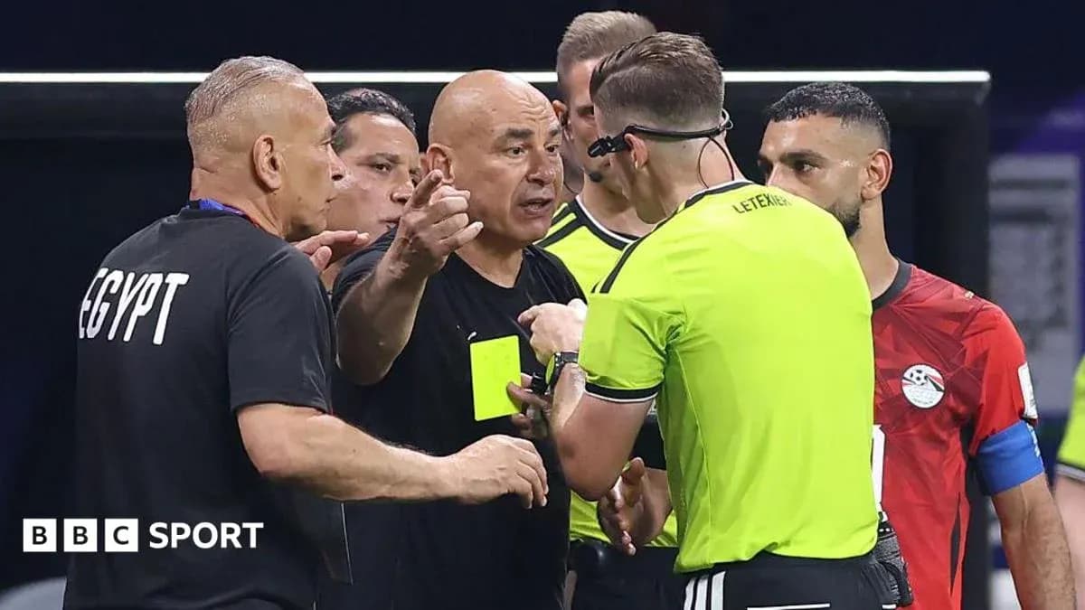 Entraîneur égyptien discutant avec l'arbitre pendant le match Entraîneur égyptien discutant avec l'arbitre pendant le match