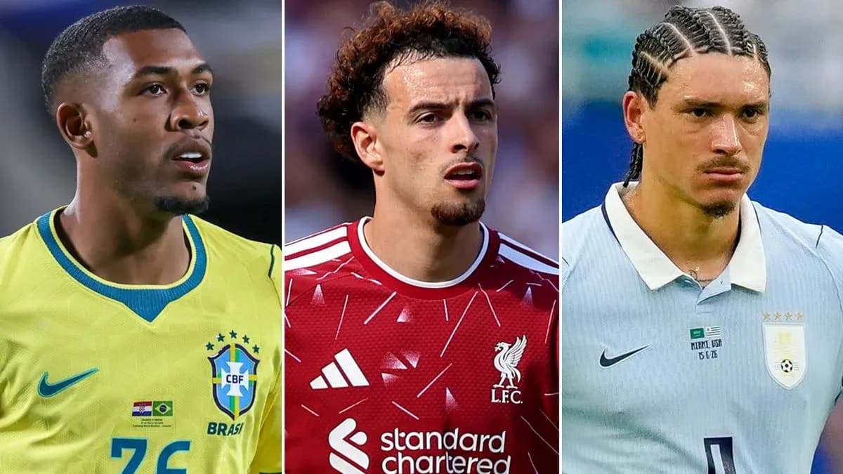 Trois joueurs de football en maillots d'équipe nationale Trois joueurs de football en maillots d'équipe nationale
