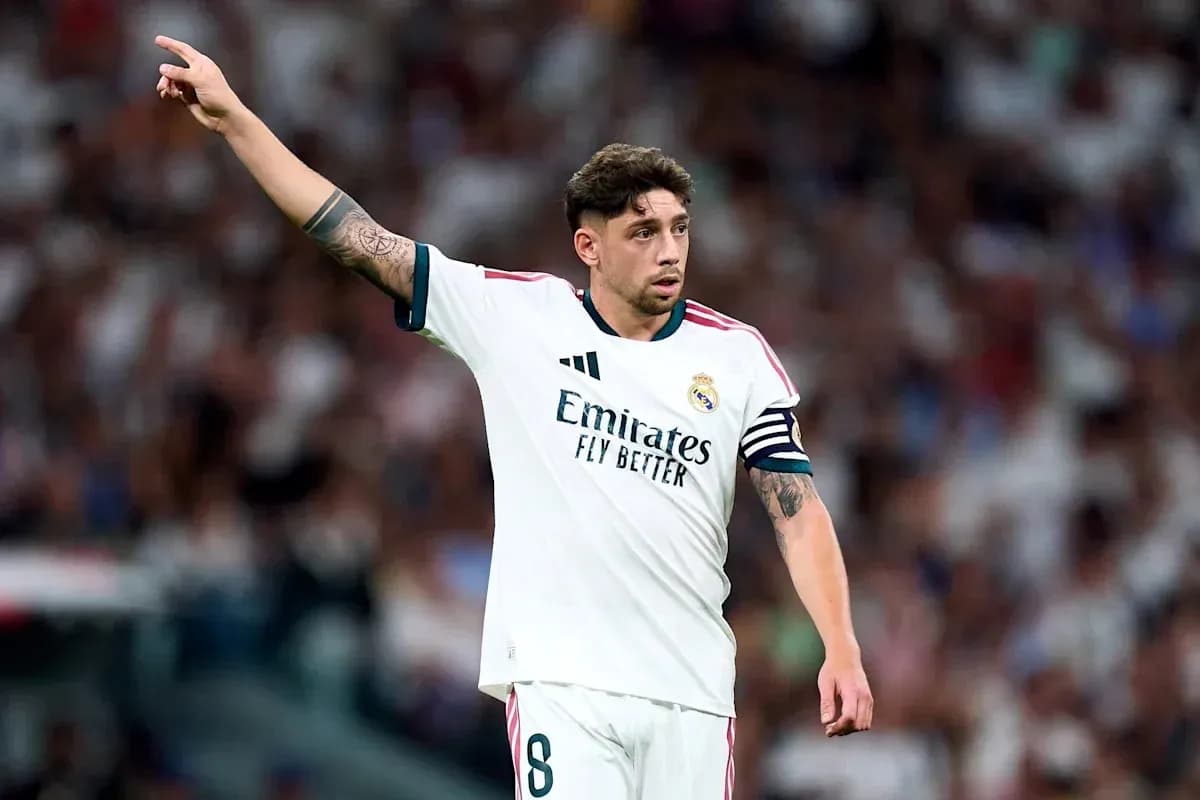 Joueur de Real Madrid levant le bras pendant le match Joueur de Real Madrid levant le bras pendant le match